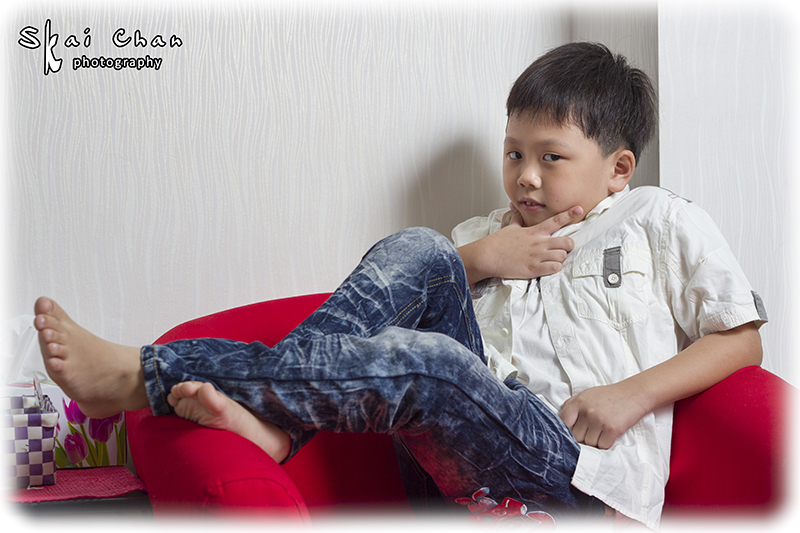 Indoor children photoshoot session with Dylan at Joyous Nails Seng Kang Indoor children photoshoot session with Dylan at Joyous Nails Seng Kang