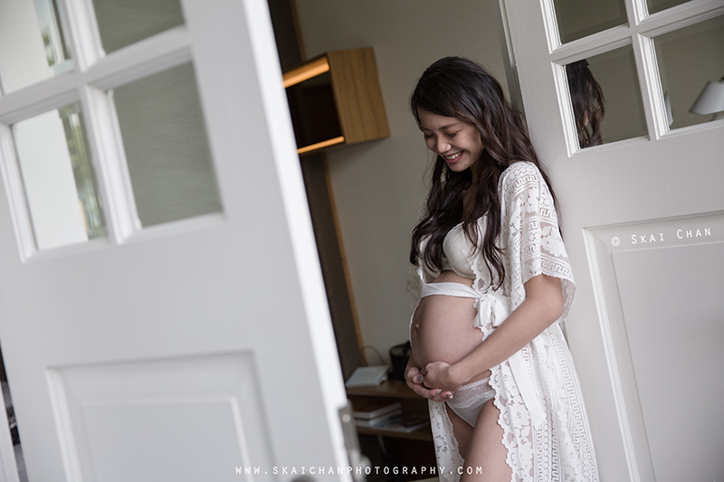 Maternity boudoir milk bath portrait photoshoot session with Eva at Hotel Fort Canning Maternity boudoir milk bath portrait photoshoot session with Eva at Hotel Fort Canning