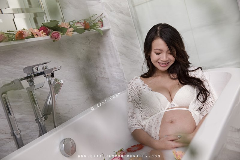 Maternity boudoir milk bath portrait photoshoot session with Eva at Hotel Fort Canning Maternity boudoir milk bath portrait photoshoot session with Eva at Hotel Fort Canning