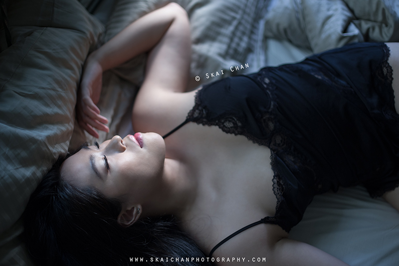 Bedroom boudoir portrait photoshoot session with Syriicyaniide at Tiong Bahru Bedroom boudoir portrait photoshoot session with Syriicyaniide at Tiong Bahru