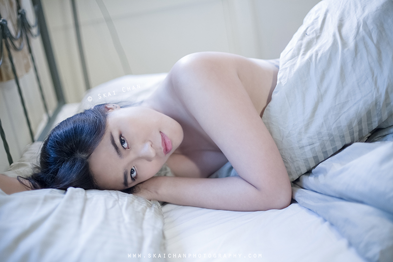Bedroom boudoir portrait photoshoot session with Syriicyaniide at Tiong Bahru Bedroom boudoir portrait photoshoot session with Syriicyaniide at Tiong Bahru