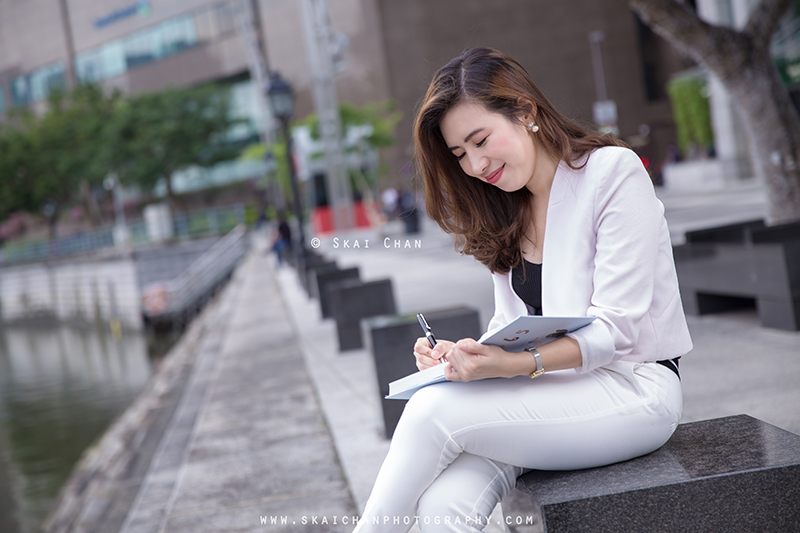 Corporate portrait photoshoot session with Ratna Juita at Raffles Place Park & Boat Quay Corporate portrait photoshoot session with Ratna Juita at Raffles Place Park & Boat Quay