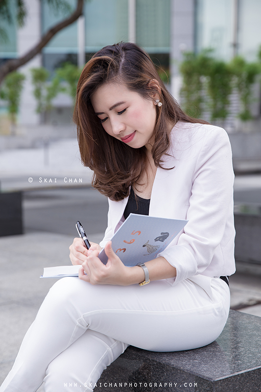 Corporate portrait photoshoot session with Ratna Juita at Raffles Place Park & Boat Quay Corporate portrait photoshoot session with Ratna Juita at Raffles Place Park & Boat Quay