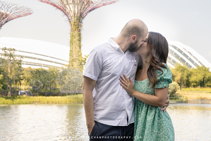 Outdoor casual couple photoshoot session with Dan Boden & Lorelei Timpson at Dragonfly Lake & Supertree Grove (Gardens by the Bay) Outdoor casual couple photoshoot session with Dan Boden & Lorelei Timpson at Dragonfly Lake & Supertree Grove (Gardens by the Bay)