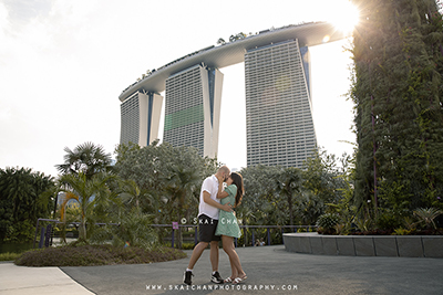 Outdoor Casual Couple Photoshoot - Couple: Dan & Lorelei @ Dragonfly Lake & Supertree Grove @ Gardens by the Bay