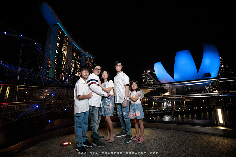 Night outdoor family photoshoot session with Matt, Tika, Justin, Jevon & Joleen at Helix Bridge Night outdoor family photoshoot session with Matt, Tika, Justin, Jevon & Joleen at Helix Bridge