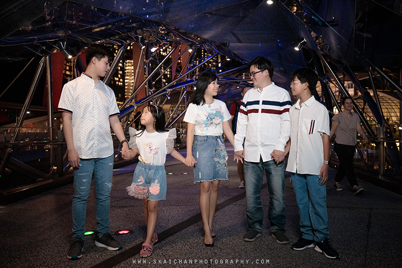 Night outdoor family photoshoot session with Matt, Tika, Justin, Jevon & Joleen at Helix Bridge Night outdoor family photoshoot session with Matt, Tika, Justin, Jevon & Joleen at Helix Bridge