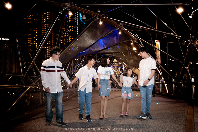 Night outdoor family photoshoot session with Matt, Tika, Justin, Jevon & Joleen at Helix Bridge Night outdoor family photoshoot session with Matt, Tika, Justin, Jevon & Joleen at Helix Bridge