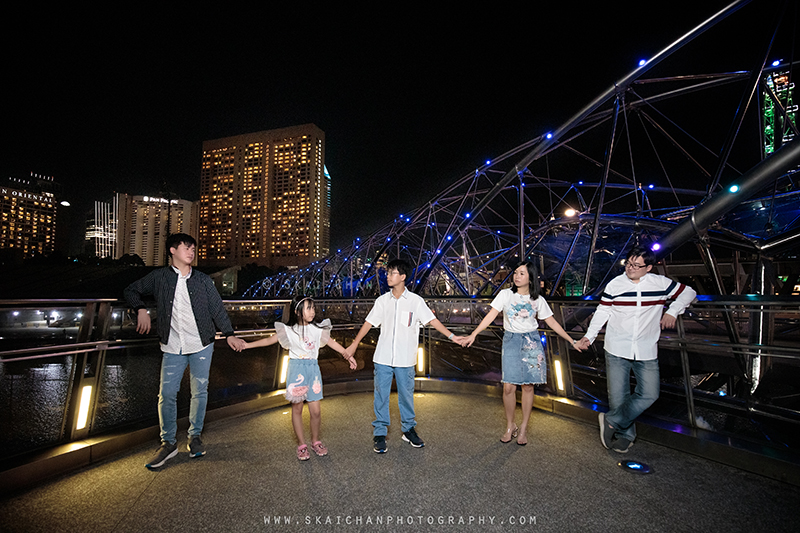 Night outdoor family photoshoot session with Matt, Tika, Justin, Jevon & Joleen at Helix Bridge Night outdoor family photoshoot session with Matt, Tika, Justin, Jevon & Joleen at Helix Bridge