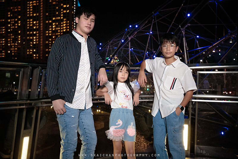 Night outdoor family photoshoot session with Matt, Tika, Justin, Jevon & Joleen at Helix Bridge Night outdoor family photoshoot session with Matt, Tika, Justin, Jevon & Joleen at Helix Bridge