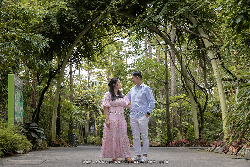 Outdoor casual couple photoshoot session with Andrew & Vicky at World of Plants & Water Lily Pond (Gardens By The Bay) Outdoor casual couple photoshoot session with Andrew & Vicky at World of Plants & Water Lily Pond (Gardens By The Bay)