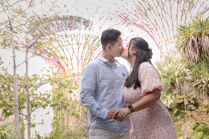 Outdoor casual couple photoshoot session with Andrew & Vicky at World of Plants & Water Lily Pond (Gardens By The Bay) Outdoor casual couple photoshoot session with Andrew & Vicky at World of Plants & Water Lily Pond (Gardens By The Bay)