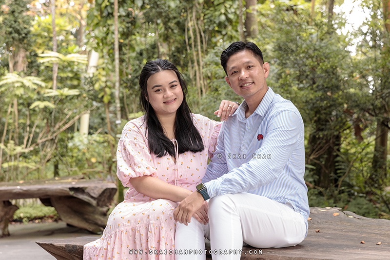 Outdoor casual couple photoshoot session with Andrew & Vicky at World of Plants & Water Lily Pond (Gardens By The Bay) Outdoor casual couple photoshoot session with Andrew & Vicky at World of Plants & Water Lily Pond (Gardens By The Bay)