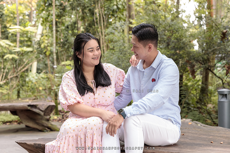 Outdoor casual couple photoshoot session with Andrew & Vicky at World of Plants & Water Lily Pond (Gardens By The Bay) Outdoor casual couple photoshoot session with Andrew & Vicky at World of Plants & Water Lily Pond (Gardens By The Bay)