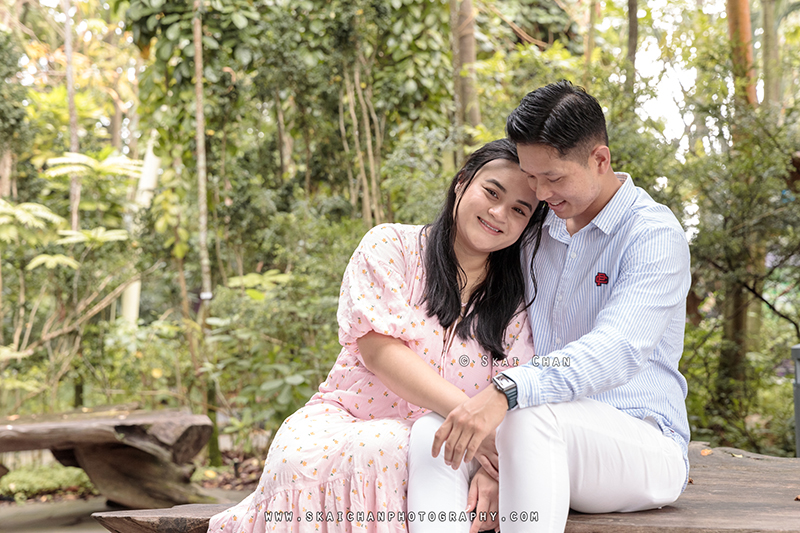 Outdoor casual couple photoshoot session with Andrew & Vicky at World of Plants & Water Lily Pond (Gardens By The Bay) Outdoor casual couple photoshoot session with Andrew & Vicky at World of Plants & Water Lily Pond (Gardens By The Bay)