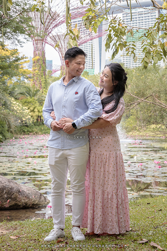 Outdoor casual couple photoshoot session with Andrew & Vicky at World of Plants & Water Lily Pond (Gardens By The Bay) Outdoor casual couple photoshoot session with Andrew & Vicky at World of Plants & Water Lily Pond (Gardens By The Bay)