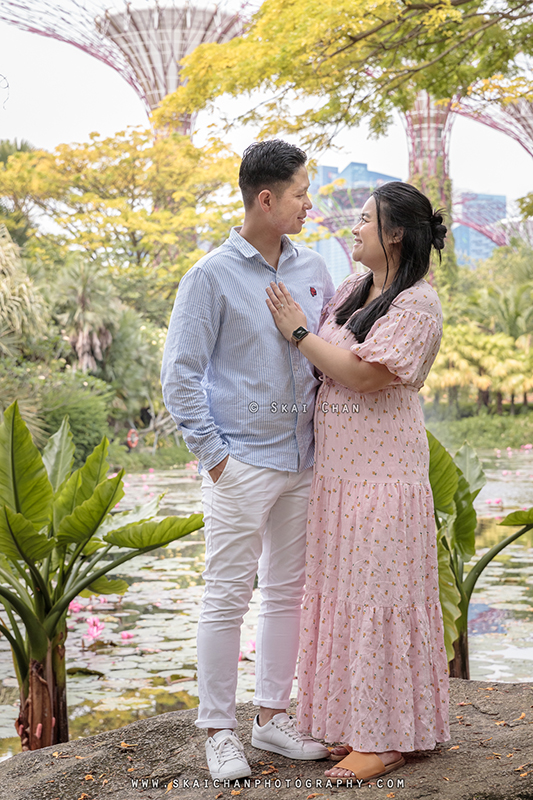 Outdoor casual couple photoshoot session with Andrew & Vicky at World of Plants & Water Lily Pond (Gardens By The Bay) Outdoor casual couple photoshoot session with Andrew & Vicky at World of Plants & Water Lily Pond (Gardens By The Bay)