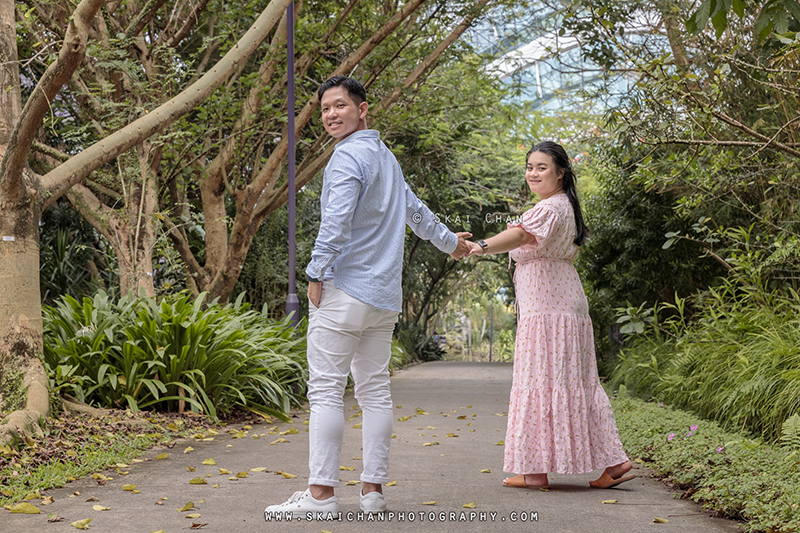 Outdoor casual couple photoshoot session with Andrew & Vicky at World of Plants & Water Lily Pond (Gardens By The Bay) Outdoor casual couple photoshoot session with Andrew & Vicky at World of Plants & Water Lily Pond (Gardens By The Bay)
