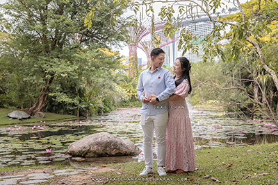 Outdoor Couple Photoshoot - Couple: Andrew & Vicky @ World of Plants & Water Lily Pond (Gardens By The Bay)