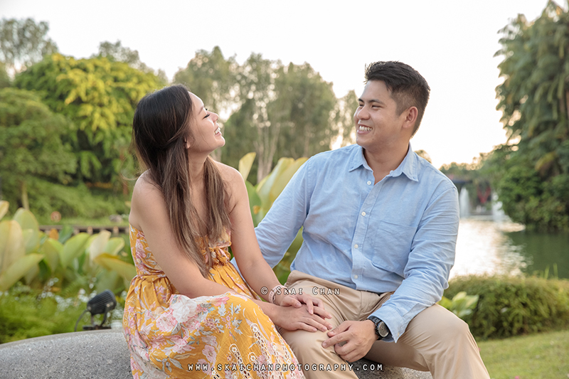 Outdoor couple photoshoot session with Jason & Natalie at Dragonfly Lake & Silver Garden (Gardens By The Bay) Outdoor couple photoshoot session with Jason & Natalie at Dragonfly Lake & Silver Garden (Gardens By The Bay)