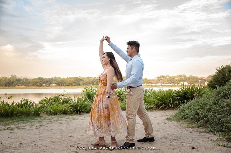 Outdoor couple photoshoot session with Jason & Natalie at Dragonfly Lake & Silver Garden (Gardens By The Bay) Outdoor couple photoshoot session with Jason & Natalie at Dragonfly Lake & Silver Garden (Gardens By The Bay)
