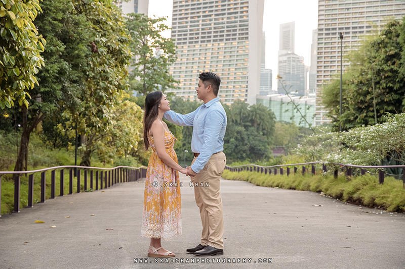 Outdoor couple photoshoot session with Jason & Natalie at Dragonfly Lake & Silver Garden (Gardens By The Bay) Outdoor couple photoshoot session with Jason & Natalie at Dragonfly Lake & Silver Garden (Gardens By The Bay)