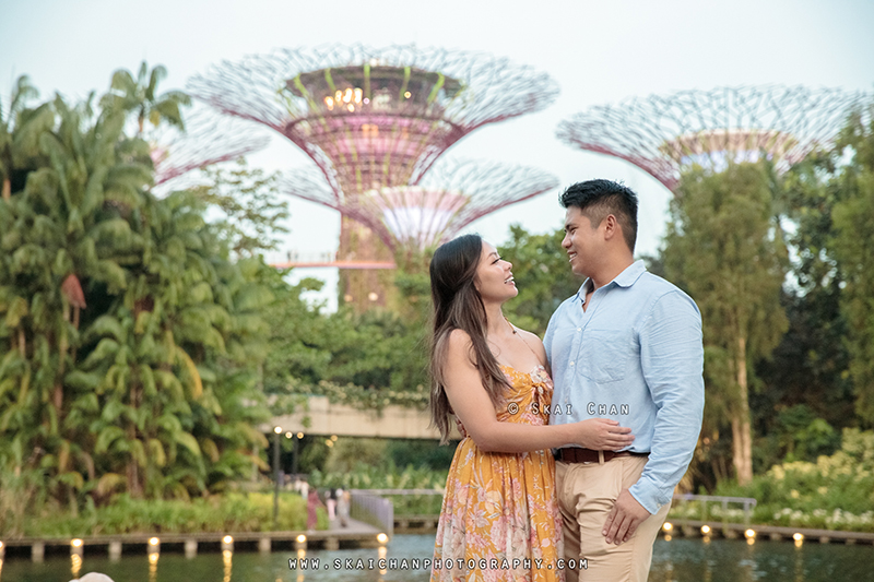 Outdoor couple photoshoot session with Jason & Natalie at Dragonfly Lake & Silver Garden (Gardens By The Bay) Outdoor couple photoshoot session with Jason & Natalie at Dragonfly Lake & Silver Garden (Gardens By The Bay)