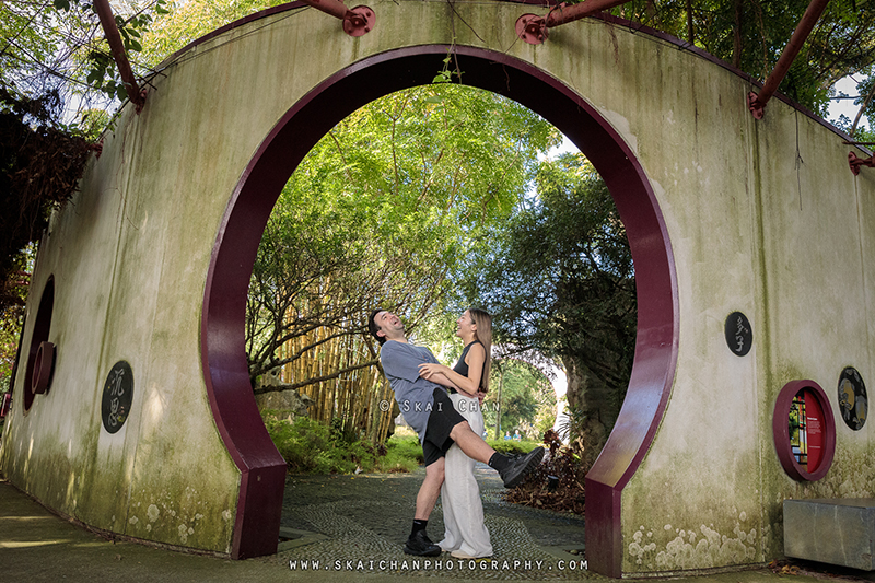 Outdoor couple photoshoot session with Andre & Yen at Chinese Garden & Supertree Groves (Gardens By The Bay) Outdoor couple photoshoot session with Andre & Yen at Chinese Garden & Supertree Groves (Gardens By The Bay)