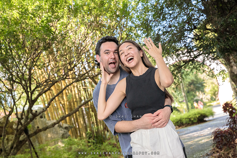 Outdoor couple photoshoot session with Andre & Yen at Chinese Garden & Supertree Groves (Gardens By The Bay) Outdoor couple photoshoot session with Andre & Yen at Chinese Garden & Supertree Groves (Gardens By The Bay)