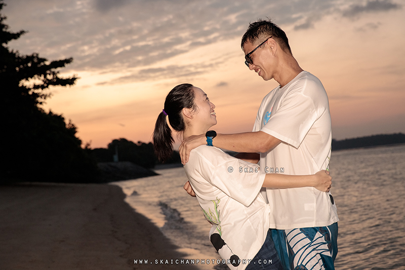 Sunset night beach couple photoshoot session with Raymond & Serena at Pasir Ris Park Sunset night beach couple photoshoot session with Raymond & Serena at Pasir Ris Park