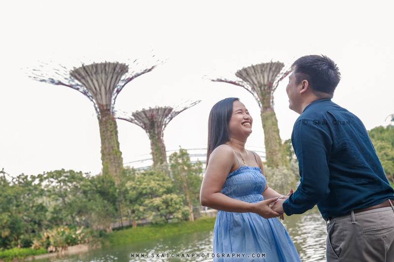 Outdoor casual couple photoshoot session with Bryan & Abby at Gardens by the Bay Outdoor casual couple photoshoot session with Bryan & Abby at Gardens by the Bay