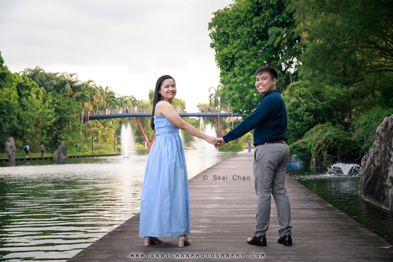 Outdoor casual couple photoshoot session with Bryan & Abby at Gardens by the Bay Outdoor casual couple photoshoot session with Bryan & Abby at Gardens by the Bay