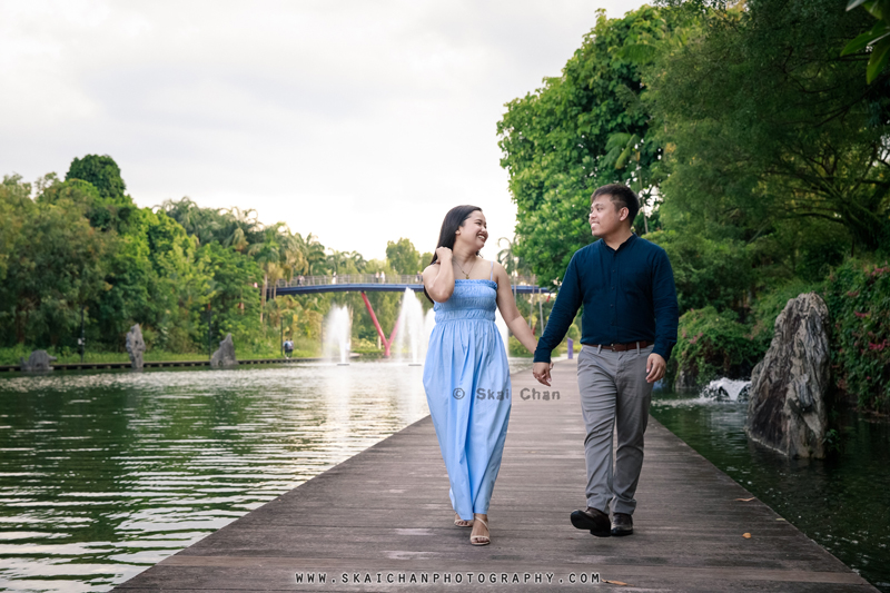 Outdoor casual couple photoshoot session with Bryan & Abby at Gardens by the Bay Outdoor casual couple photoshoot session with Bryan & Abby at Gardens by the Bay