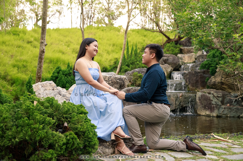 Outdoor casual couple photoshoot session with Bryan & Abby at Gardens by the Bay Outdoor casual couple photoshoot session with Bryan & Abby at Gardens by the Bay