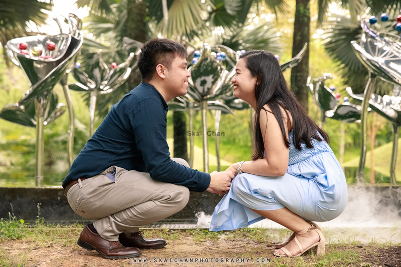 Outdoor casual couple photoshoot session with Bryan & Abby at Gardens by the Bay Outdoor casual couple photoshoot session with Bryan & Abby at Gardens by the Bay