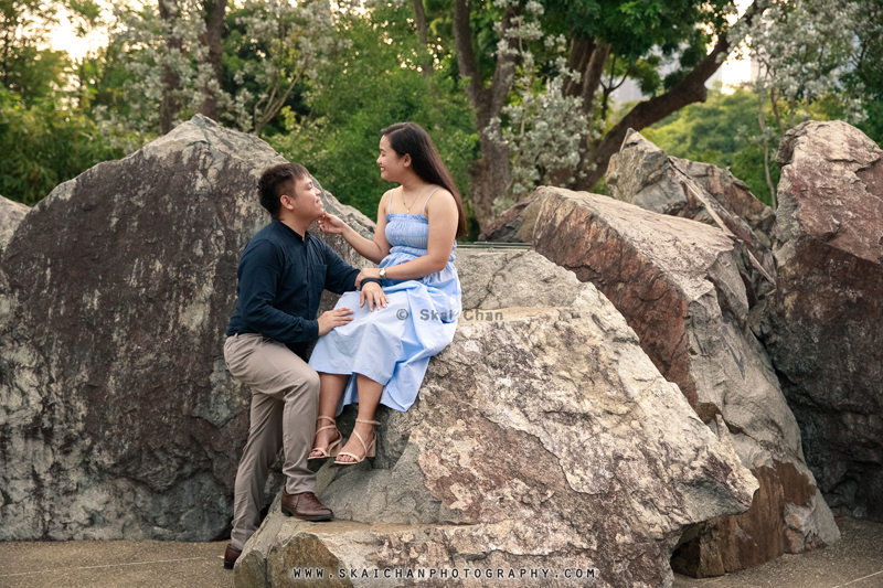 Outdoor casual couple photoshoot session with Bryan & Abby at Gardens by the Bay Outdoor casual couple photoshoot session with Bryan & Abby at Gardens by the Bay
