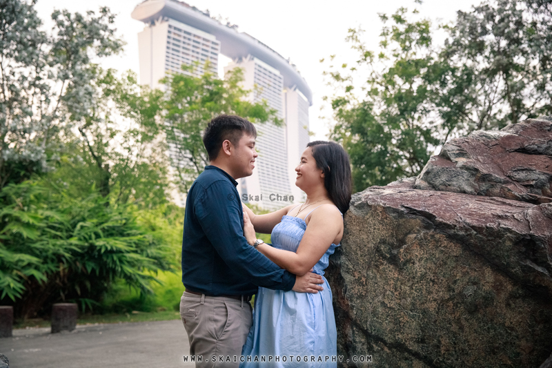 Outdoor casual couple photoshoot session with Bryan & Abby at Gardens by the Bay Outdoor casual couple photoshoot session with Bryan & Abby at Gardens by the Bay