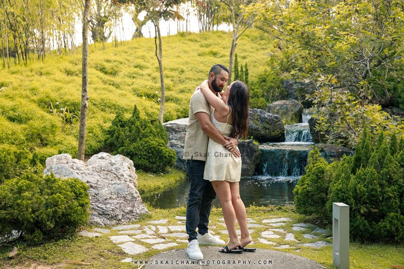 Outdoor casual couple photoshoot session with Ted & Holland at Gardens by the Bay